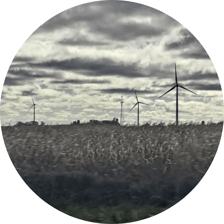 CapCO2-Solutions_Renewable-Energy-Partner_wind-field-and-turbine-Illinois CapCO2-Solutions_Renewable-Energy-Partner_wind-field-and-turbine-Illinois